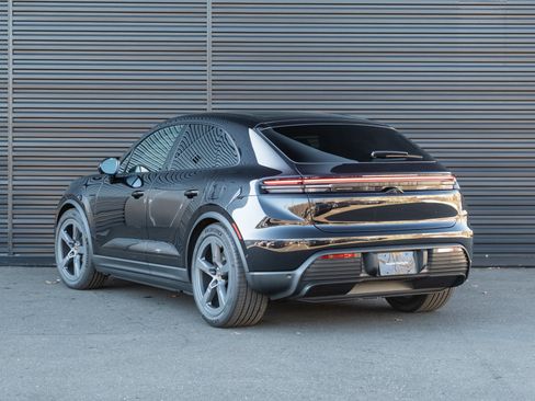 New 2026 Porsche Macan 4 Electric image 3