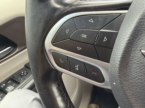 Used 2019 Chrysler Pacifica LX w/ Cold Weather Group FWD image 11