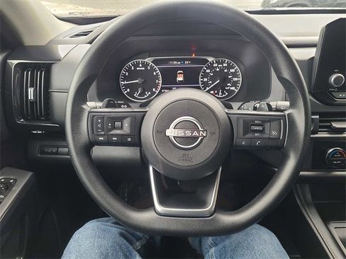 Used 2023 Nissan Pathfinder S image 26