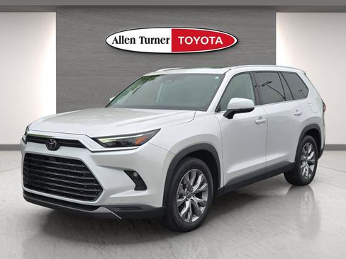 Used 2025 Toyota Grand Highlander FWD image 3