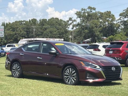 Used 2025 Nissan Altima 2.5 SV FWD image 14