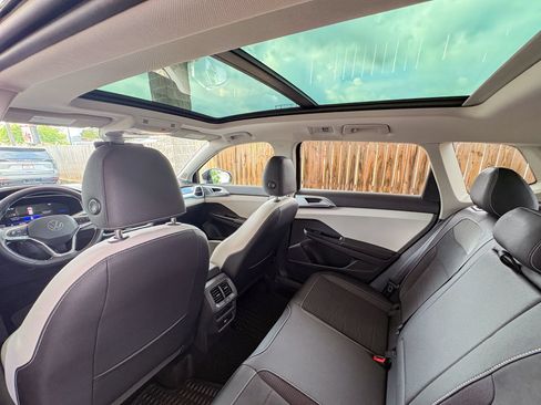 Used 2025 Volkswagen Taos SE w/ Panoramic Sunroof Package AWD/4WD image 15