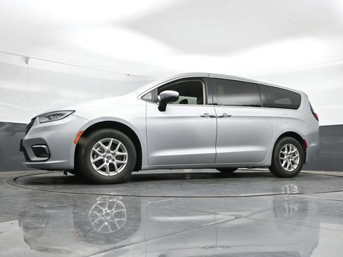 Used 2023 Chrysler Pacifica Touring-L FWD image 45