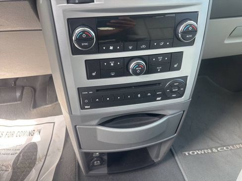 Used 2009 Chrysler Town & Country Touring FWD image 26