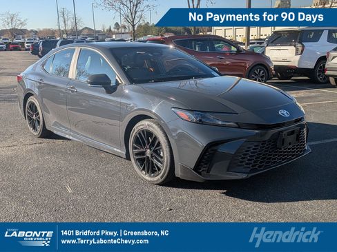 Used 2025 Toyota Camry SE FWD image 1