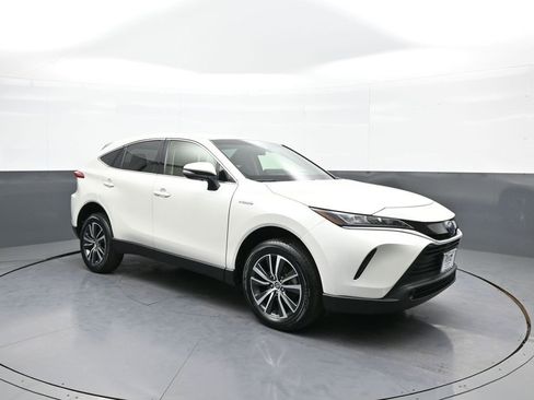 Certified 2021 Toyota Venza LE image 4