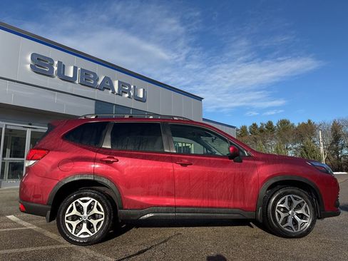 Used 2023 Subaru Forester Premium image 2