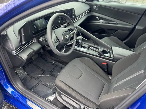 Certified 2025 Hyundai Elantra SE FWD image 11