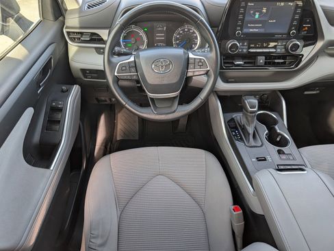 Used 2022 Toyota Highlander LE image 11