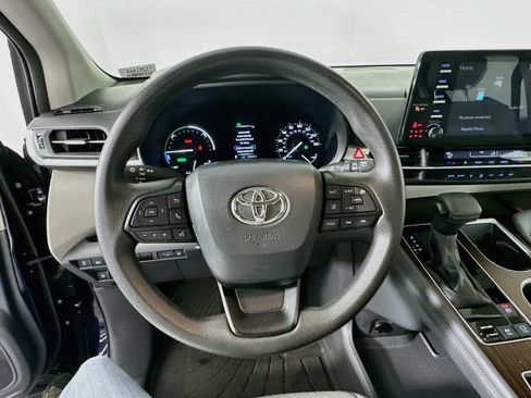 Used 2024 Toyota Sienna LE AWD/4WD image 11