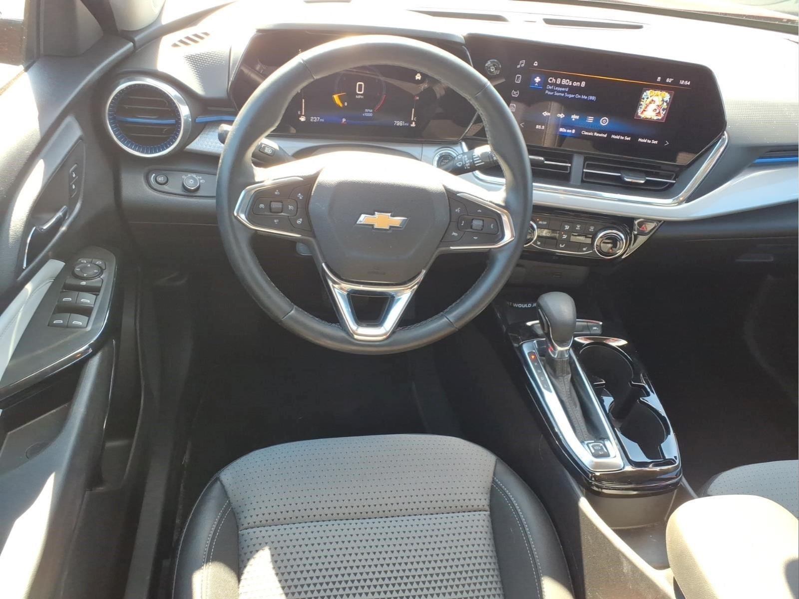 Used 2025 Chevrolet Trax LT w/ Sunroof Package FWD image 6