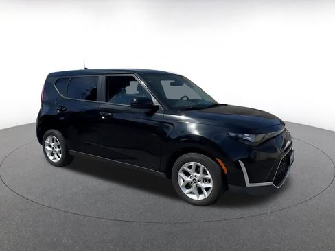 Used 2025 Kia Soul LX w/ LX Technology Package image 2