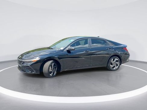 Certified 2025 Hyundai Elantra SEL FWD image 1