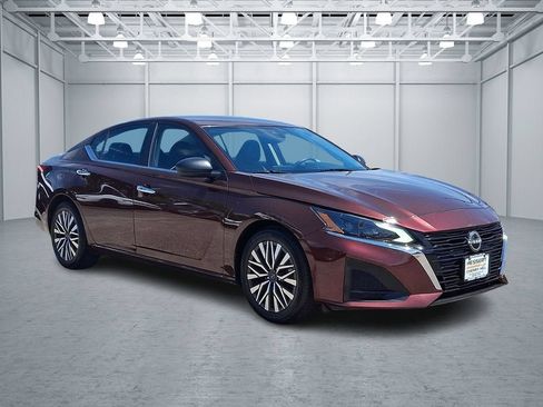 Used 2024 Nissan Altima 2.5 SV FWD image 4
