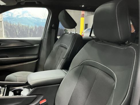 Certified 2025 Jeep Grand Cherokee Laredo X w/ Luxury Tech Group I image 17