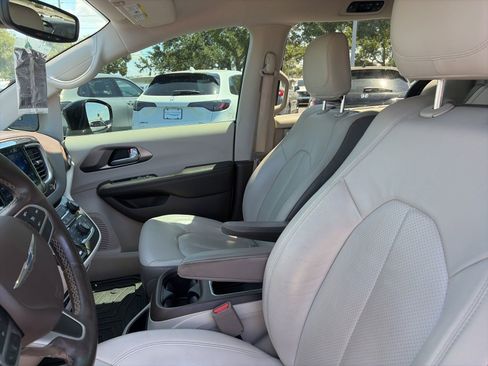 Used 2017 Chrysler Pacifica Touring-L Plus w/ Tire & Wheel Group FWD image 13