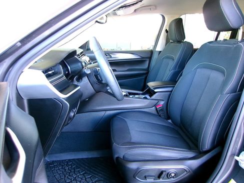 Used 2023 Jeep Grand Cherokee Laredo w/ Luxury Tech Group I AWD/4WD image 13