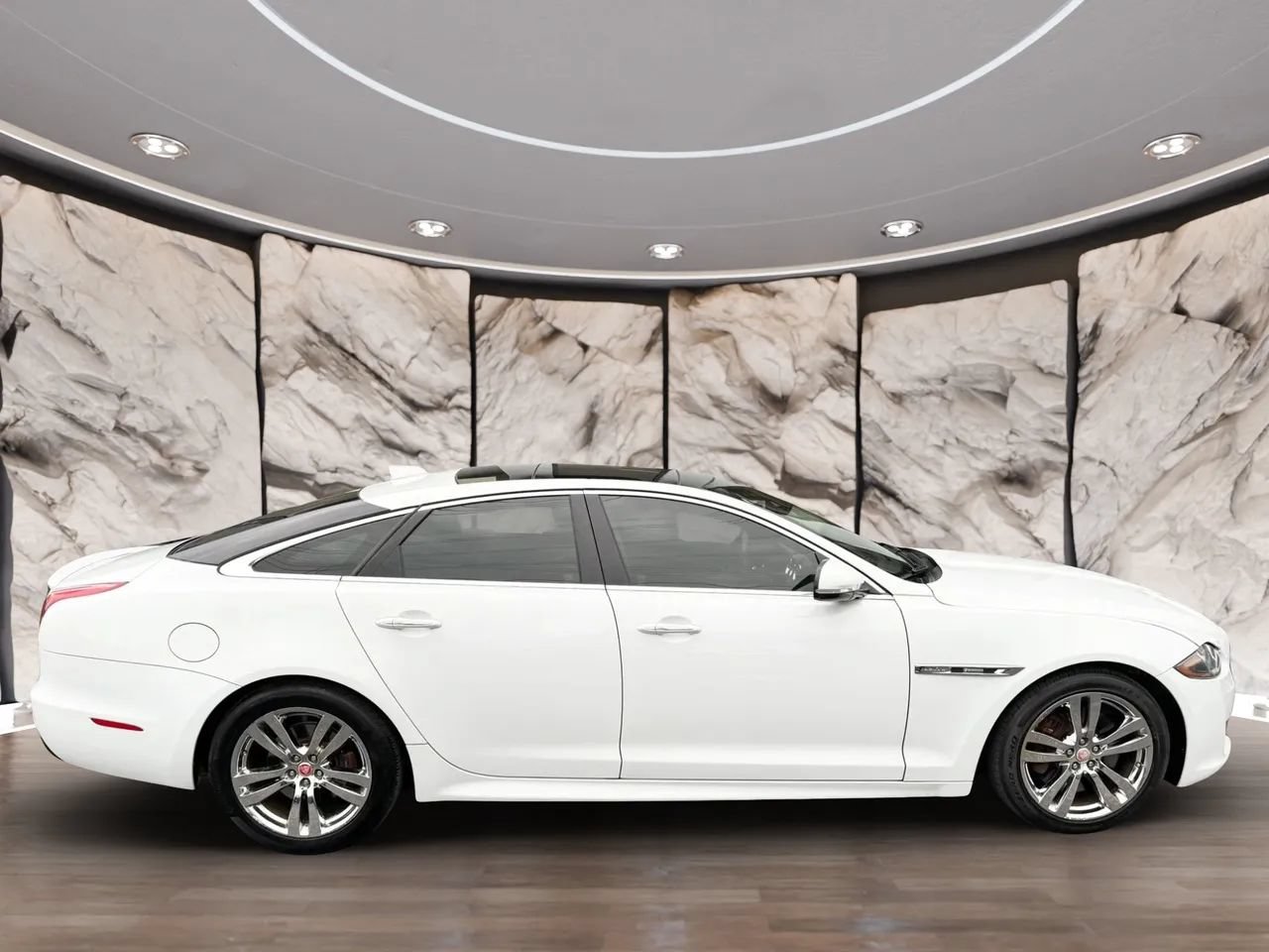 Used 2019 Jaguar XJ R-Sport RWD image 8