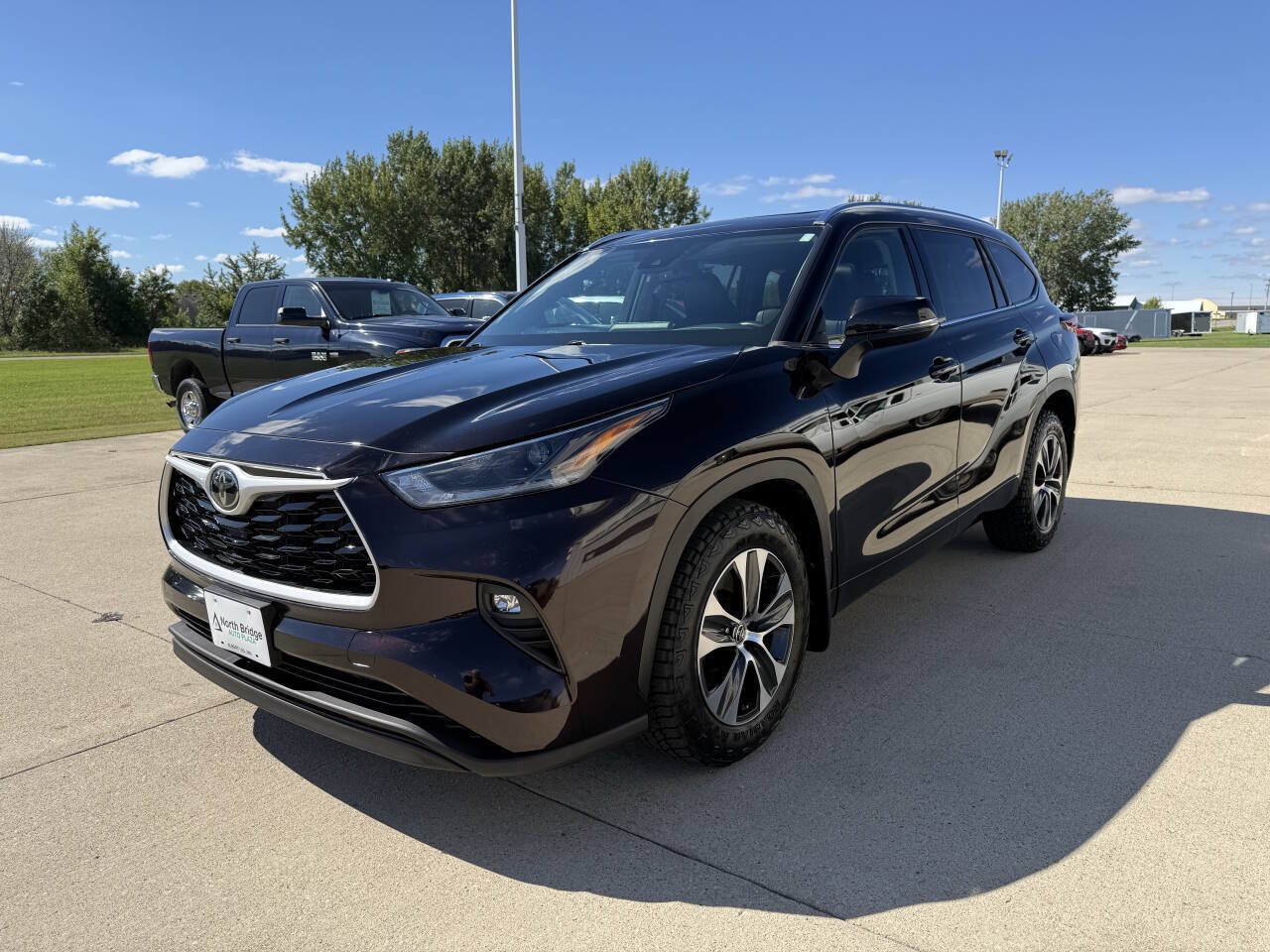 Used 2021 Toyota Highlander XLE AWD/4WD image 2