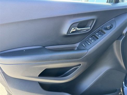 Certified 2022 Chevrolet Trax LT w/ LT Convenience Package image 12