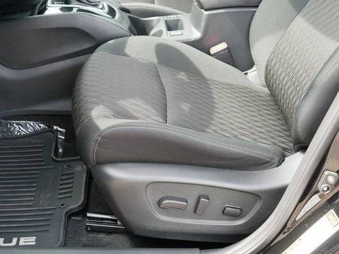 Used 2017 Nissan Rogue SV AWD/4WD image 14