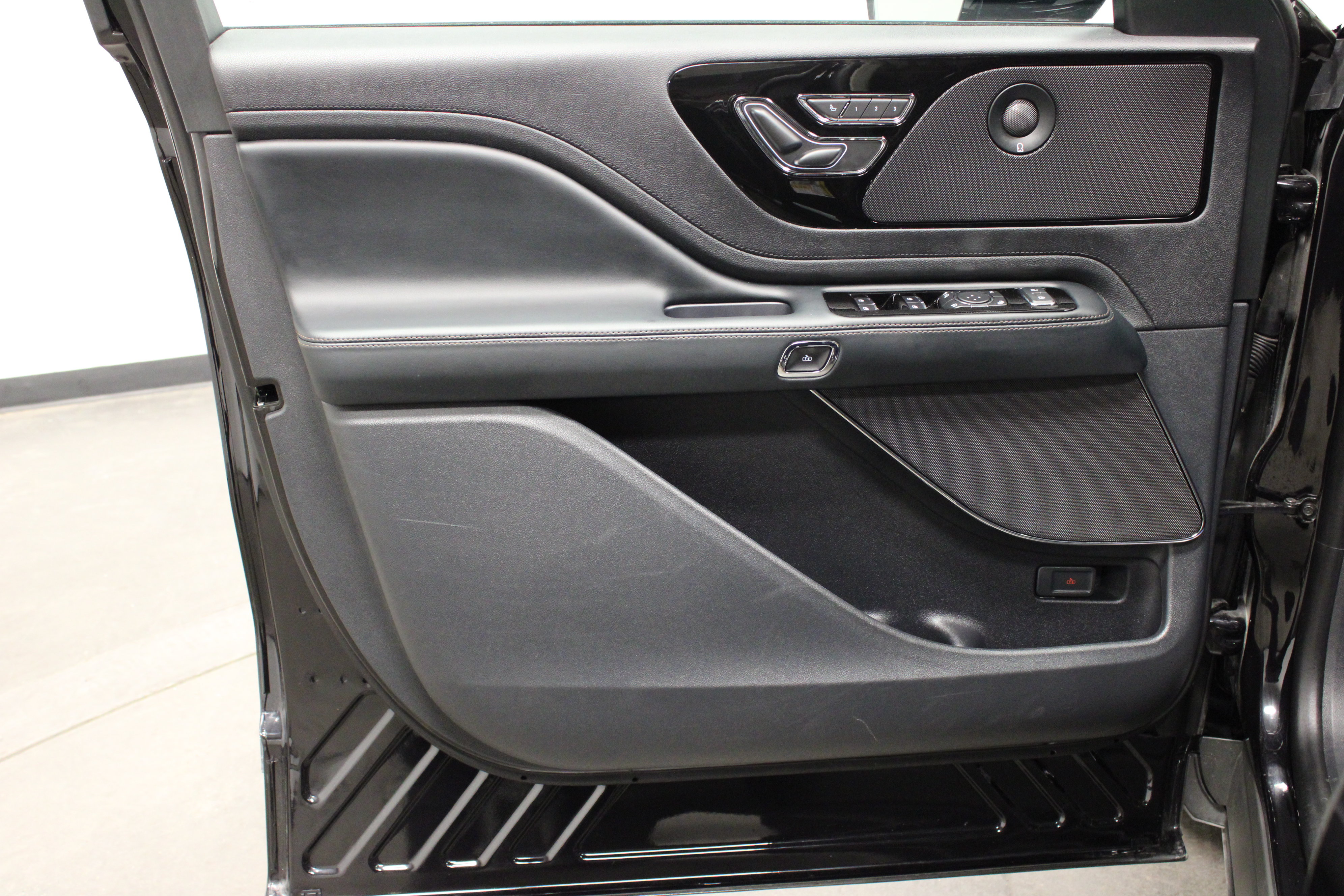 Used 2025 Lincoln Aviator Reserve AWD/4WD image 20