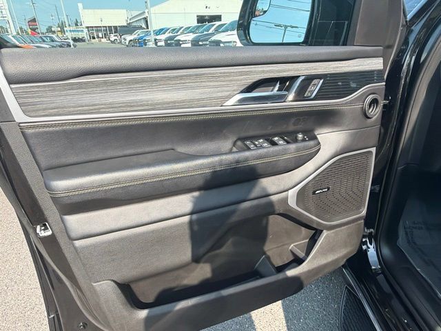 Used 2024 Jeep Wagoneer L Series III w/ Flexible Seating Group AWD/4WD image 18