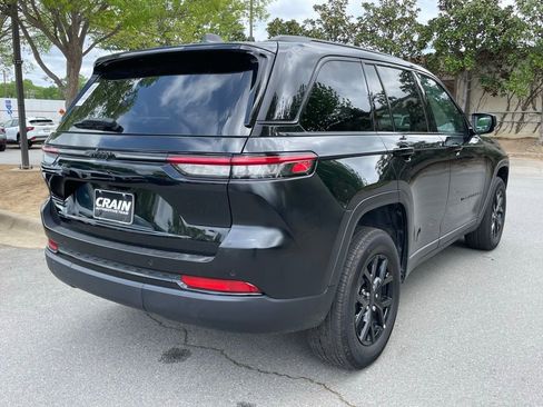 Used 2025 Jeep Grand Cherokee Altitude RWD image 8