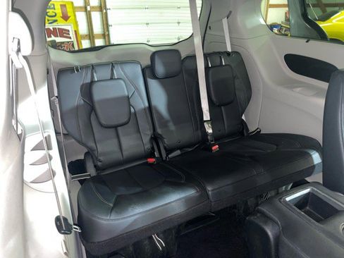 Used 2019 Chrysler Pacifica Touring-L image 21