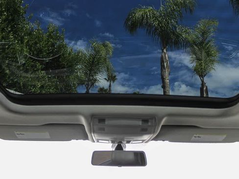 Used 2019 Volkswagen Tiguan SE w/ Panoramic Sunroof Package FWD image 16