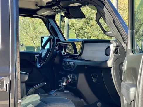 Used 2024 Jeep Wrangler Unlimited image 42