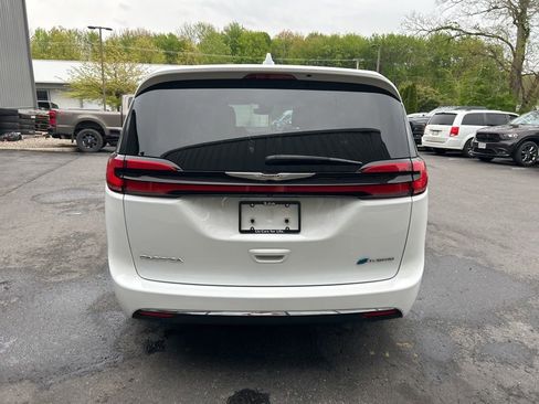 Used 2022 Chrysler Pacifica Touring-L FWD image 5