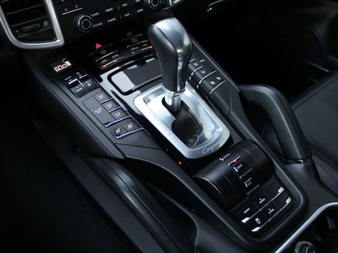 Used 2017 Porsche Cayenne S image 19