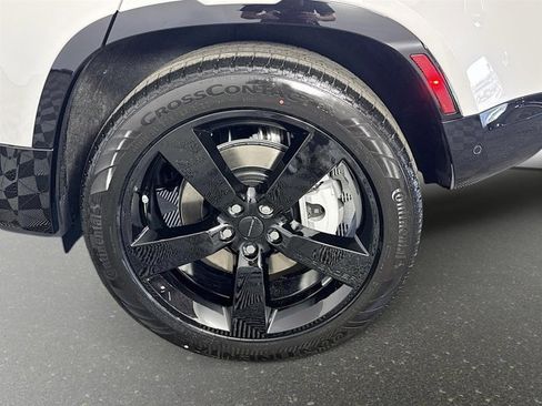 New 2026 Land Rover Defender 110 X-Dynamic SE image 33