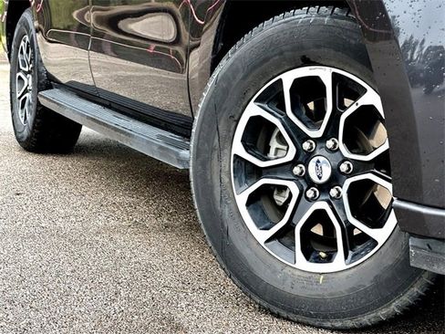 Used 2024 Ford Expedition Max XLT image 2