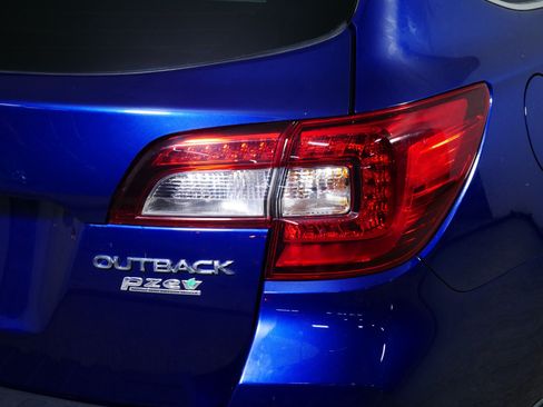 Used 2017 Subaru Outback 2.5i Limited AWD/4WD image 17