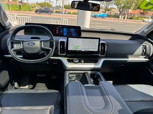 Used 2025 Ford Expedition Platinum image 17