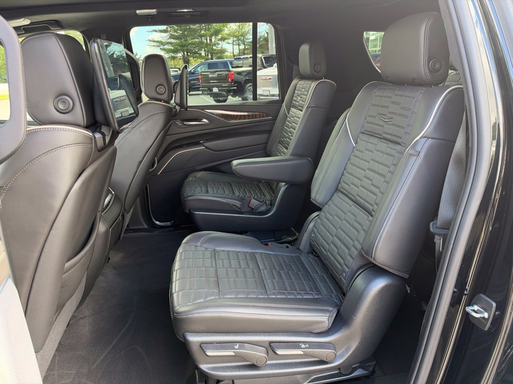 Used 2023 Cadillac Escalade ESV Sport Platinum w/ LPO, ONYX Package AWD/4WD image 26