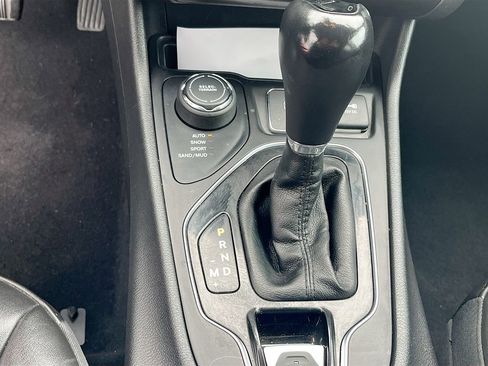 Used 2019 Jeep Cherokee Latitude Plus AWD/4WD image 17