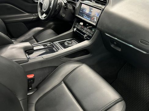 Used 2019 Jaguar F-PACE Premium image 32