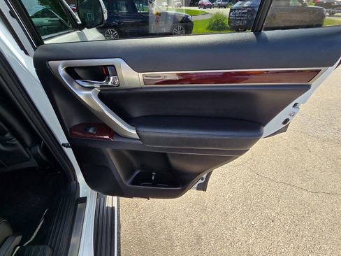Used 2015 Lexus GX 460 w/ Premium Package image 36