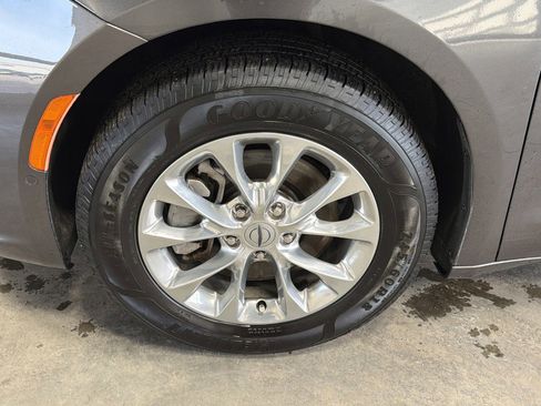 Used 2022 Chrysler Pacifica Touring-L w/ Uconnect Theater Family Group AWD/4WD image 15