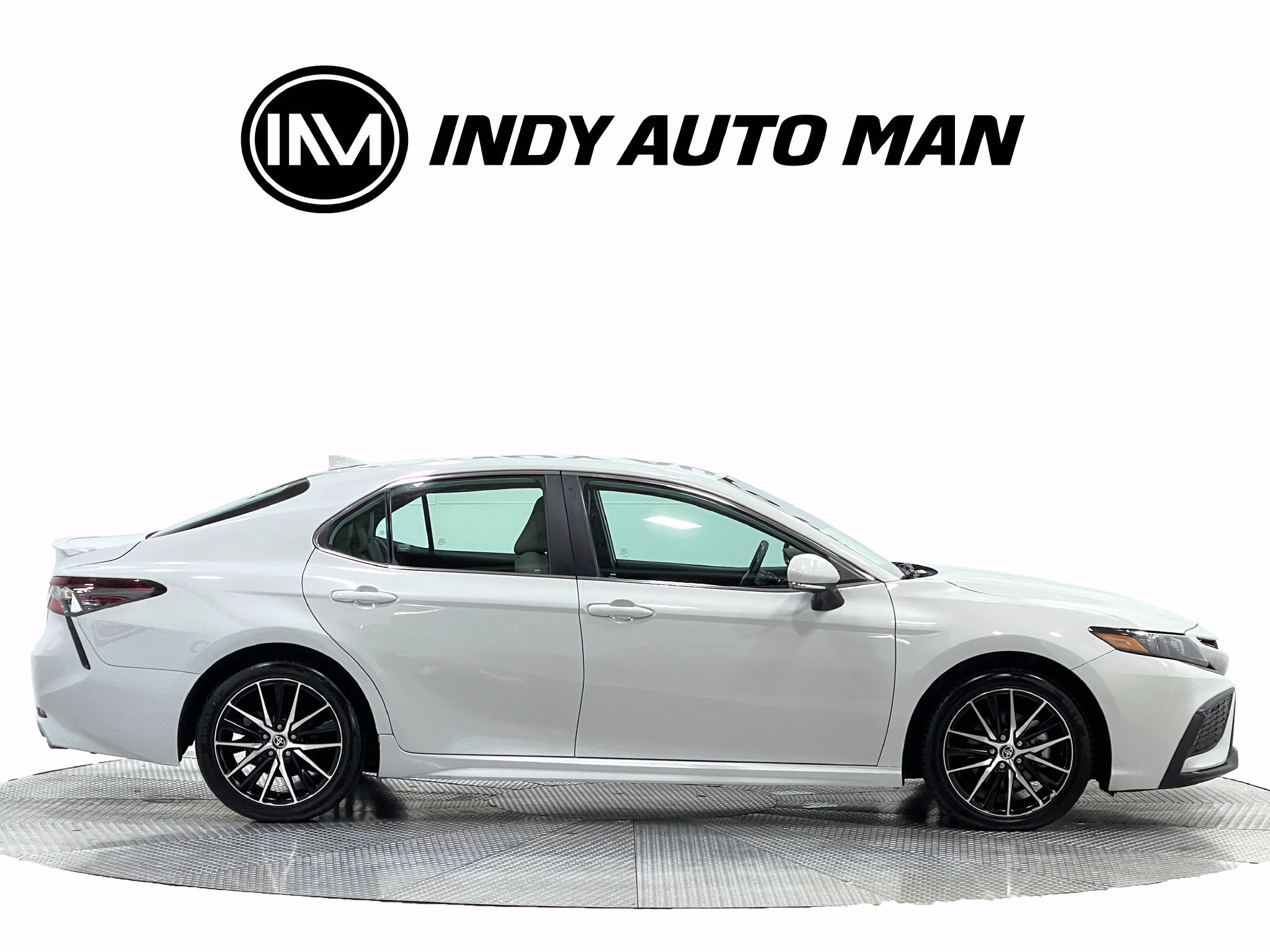 Used 2024 Toyota Camry SE w/ Cold Weather Package FWD image 3