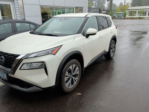 Used 2023 Nissan Rogue SV image 3