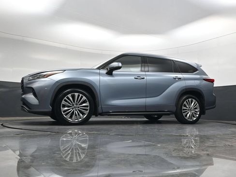 Used 2022 Toyota Highlander Platinum AWD/4WD image 29