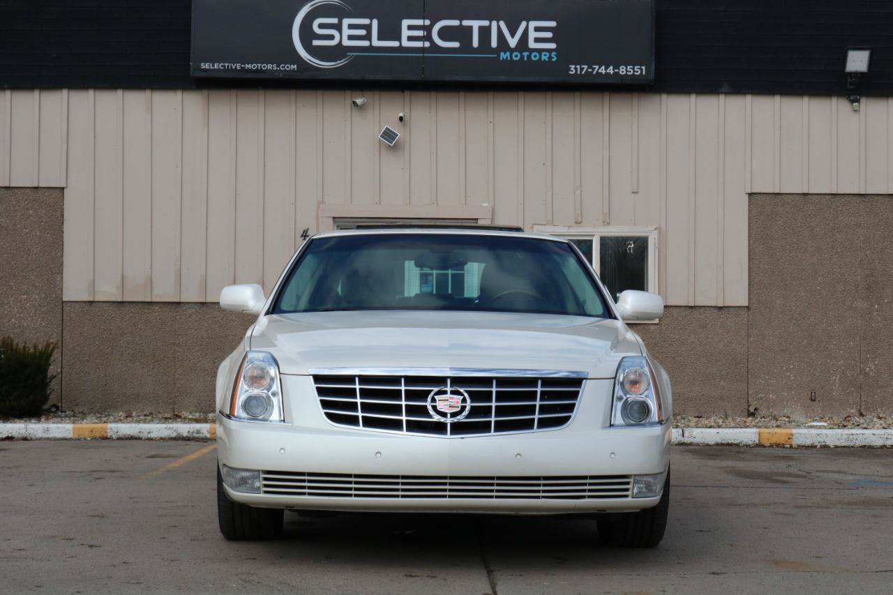 Used 2009 Cadillac DTS w/ Sun And Sound Package FWD image 2