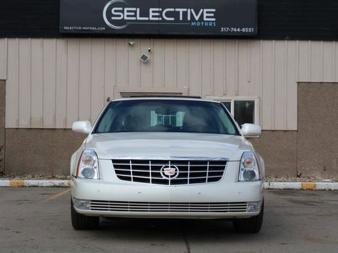 Used 2009 Cadillac DTS w/ Sun And Sound Package image 2