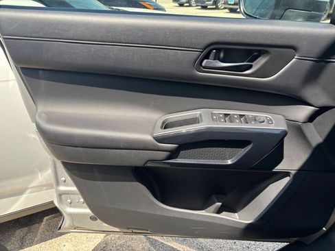 Used 2025 Nissan Pathfinder SV AWD/4WD image 18