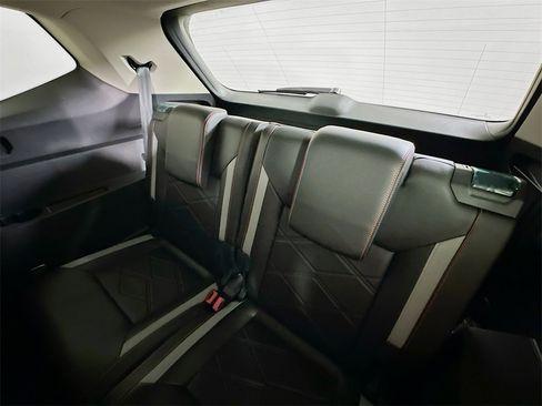 Used 2024 Volkswagen Atlas Peak Edition SE image 4