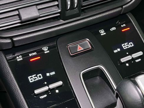 Certified 2023 Porsche Macan AWD/4WD image 31